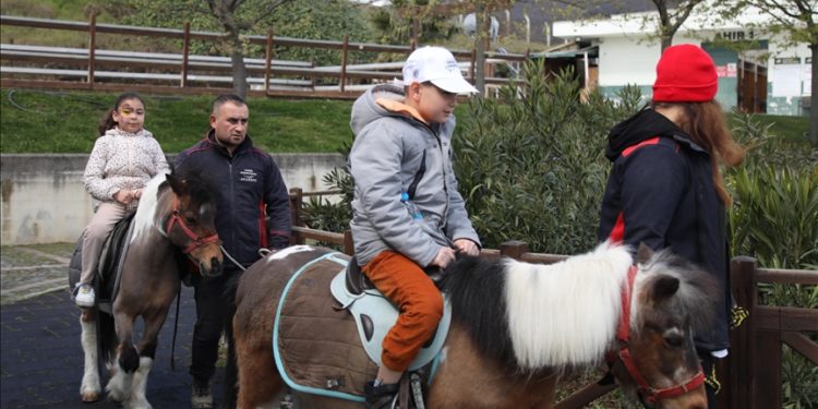 Samsun'da depremzede çocuklar ata binerek eğlendi