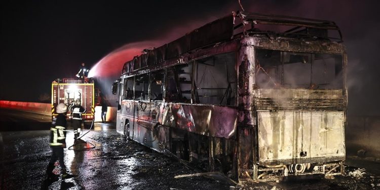 Deprem bölgesinde gazetecilere hizmet veren “Medyabüs”te yangın çıktı