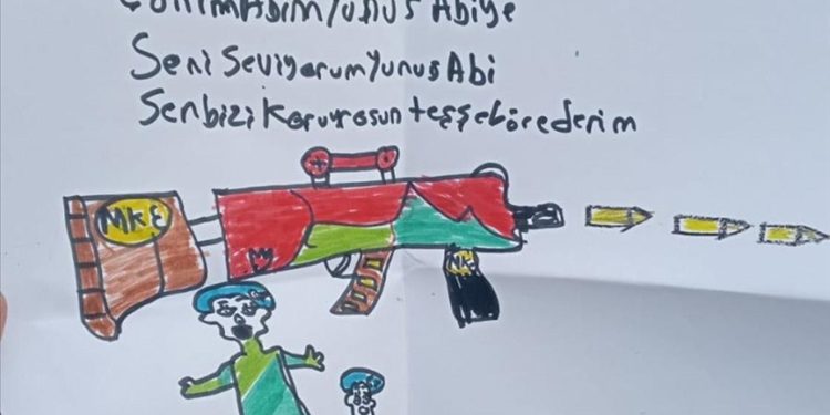 Mehmetçik Okullarındaki depremzede çocuklardan askerlere duygu dolu mektuplar ve resimler