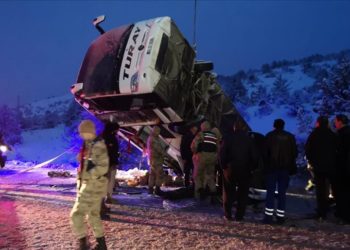 Erzincan'da yolcu otobüsü devrildi, 2 kişi öldü, 21 kişi yaralandı