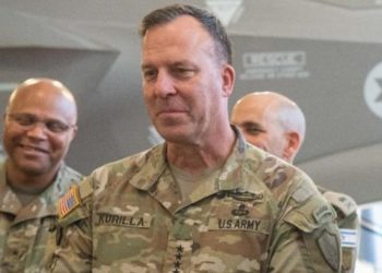 CENTCOM Komutanı Kurilla, Suriye'nin kuzeydoğusunu ziyaret etti