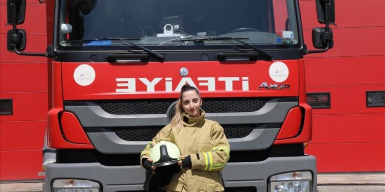 Safranbolu'da kadın itfaiyeci erkek meslektaşlarıyla omuz omuza görev yapıyor