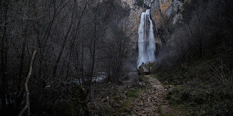 Bosna Hersek'te doğal güzelliğiyle turistleri hayran bırakan şelale: Blihe