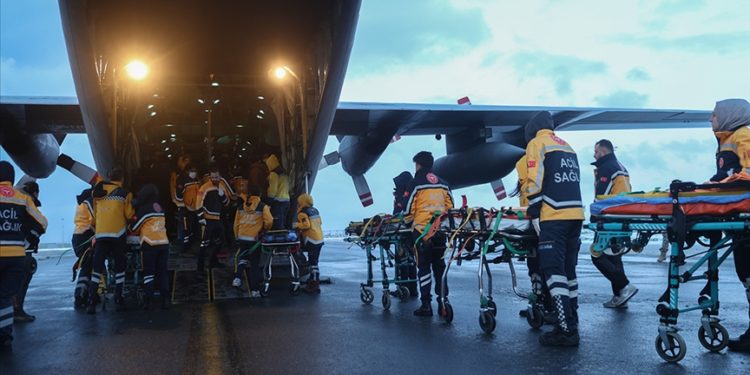 Deprem bölgesinden İstanbul'a getirilen 993 yaralının tedavisi devam ediyor