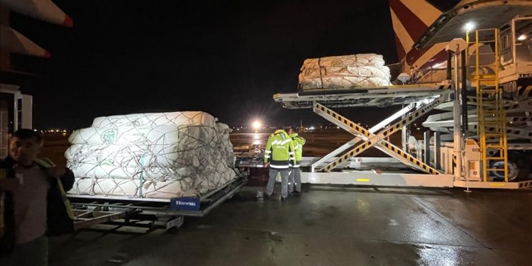 Pakistan'dan deprem bölgesine çadır taşıyan uçak Adana'ya iniş yaptı