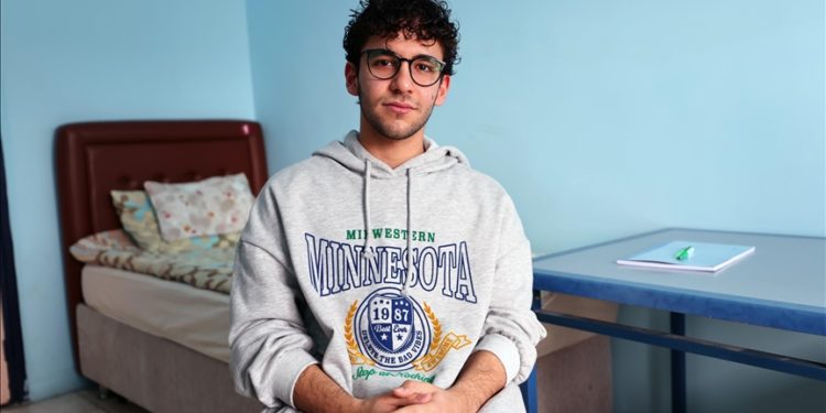 Enkazdan kurtarıldığında kitaplarını soran öğrenci, tıp fakültesini hedefliyor