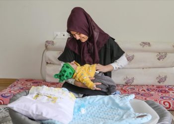 Enkazda ölen annesinin siper olduğu 53 günlük bebeğe süt annelik yapıyor