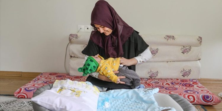 Enkazda ölen annesinin siper olduğu 53 günlük bebeğe süt annelik yapıyor