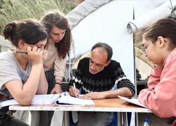 Düzce depremini yaşayan öğretmen, meslektaşlarıyla çadırda öğrencileri YKS’ye hazırlıyor