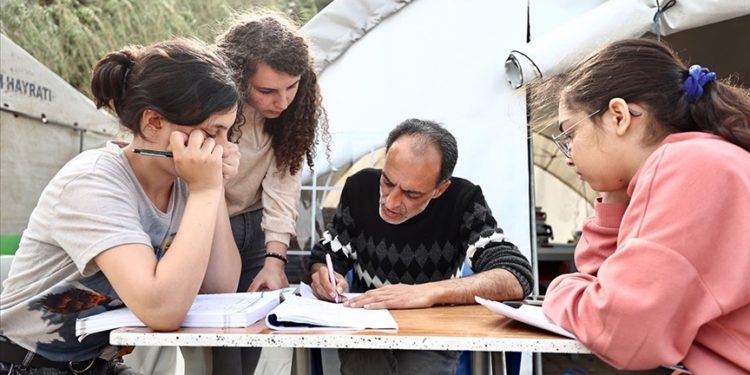 Düzce depremini yaşayan öğretmen, meslektaşlarıyla çadırda öğrencileri YKS’ye hazırlıyor