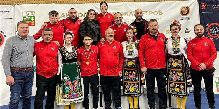 Milli güreşçiler Yasemin Adar ve Ahmet Duman, Bulgaristan'da şampiyon oldu