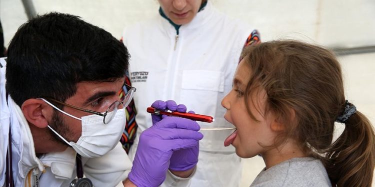 "Yeryüzü Doktorları" Adıyaman'da depremzedelere şifa dağıtıyor