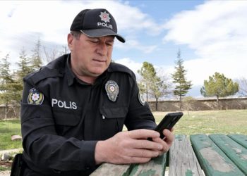 Depremzedeye ayakkabısını veren polis memuru yaşanan duygusal anları anlattı