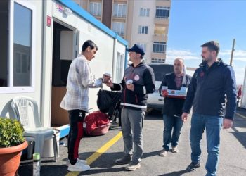 Arıcılardan deprem bölgesine 1200 kavanoz bal