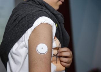 Diyabet hastası çocuk ve gençlere glikoz ölçüm cihazı dağıtımı başladı