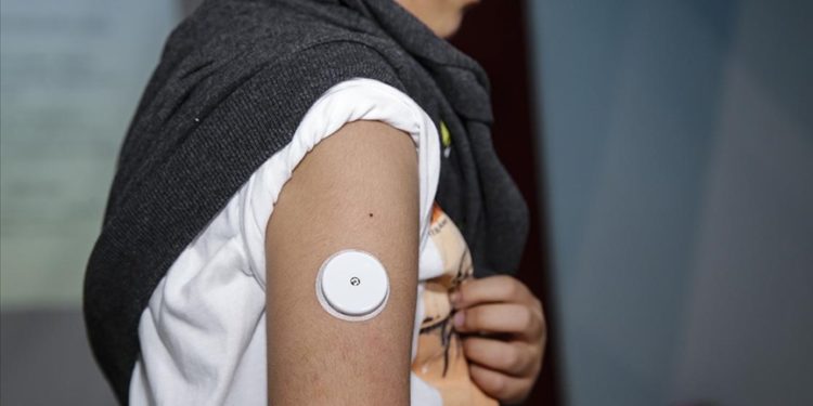 Diyabet hastası çocuk ve gençlere glikoz ölçüm cihazı dağıtımı başladı