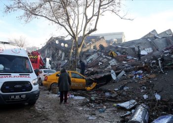 Sağlık Bakanı Koca'dan depremde seferber olan sağlık çalışanlarına teşekkür