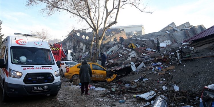 Sağlık Bakanı Koca'dan depremde seferber olan sağlık çalışanlarına teşekkür
