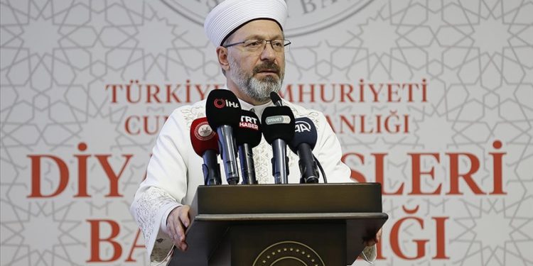 Diyanet İşleri Başkanı Erbaş, depremzedelerle iftarda bir araya geldi