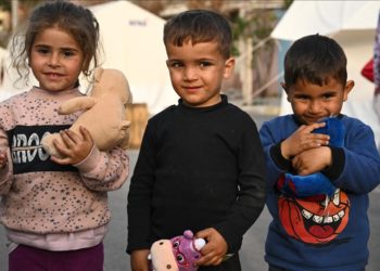 Beşiktaş taraftarının gönderdiği oyuncaklar deprem bölgesindeki çocukların yüzünü güldürdü