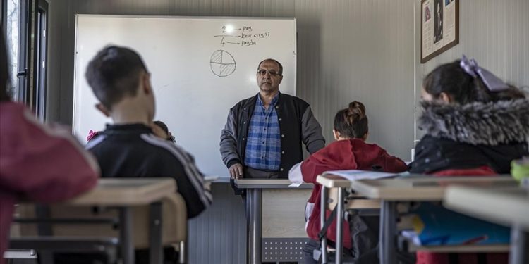 Depremzede öğretmen, çocuklara konteynerde gönüllü ders veriyor
