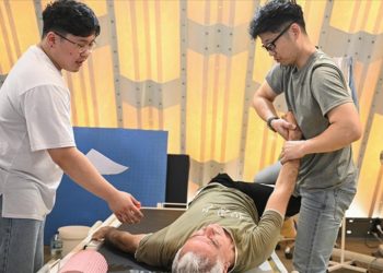 Güney Koreli sağlık ekibi İskenderun’da depremzedelerin ağrılarını azaltıyor