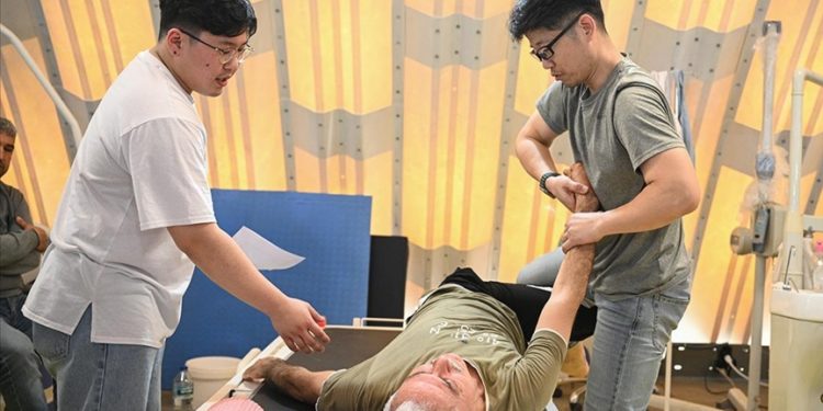 Güney Koreli sağlık ekibi İskenderun’da depremzedelerin ağrılarını azaltıyor