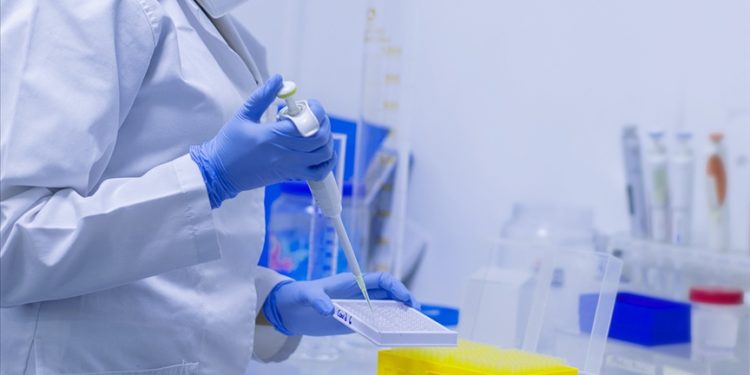 Yapay zeka ile tasarlanmış ilk Kovid-19 ilacının klinik denemeleri başladı