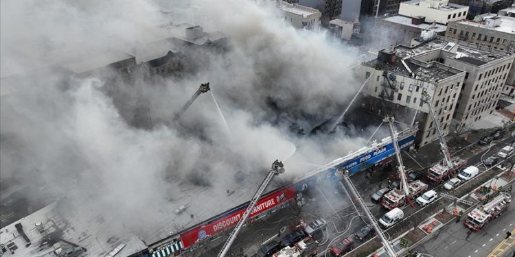 New York’ta elektrikli bisiklet bataryasından kaynaklı yangında 7 kişi yaralandı