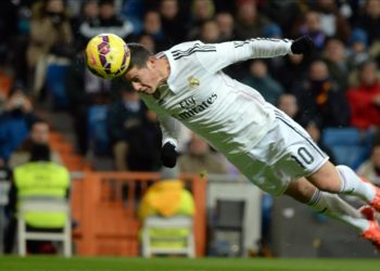 Futbolcuların kafa vuruşları demans riskini artırıyor