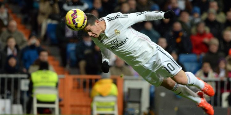 Futbolcuların kafa vuruşları demans riskini artırıyor