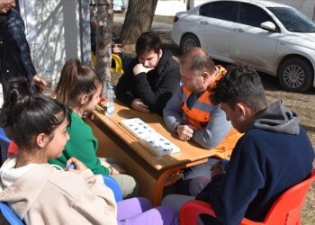 Depremzedelerin yeniden sosyal hayata katılımı için psikososyal destek veriyorlar