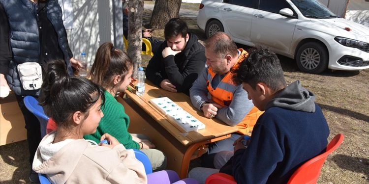 Depremzedelerin yeniden sosyal hayata katılımı için psikososyal destek veriyorlar