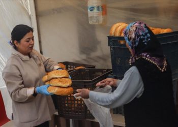 Osmaniye'de depremi yaşayan kadınlar, afetzedelere ekmek ve börek yapıyor