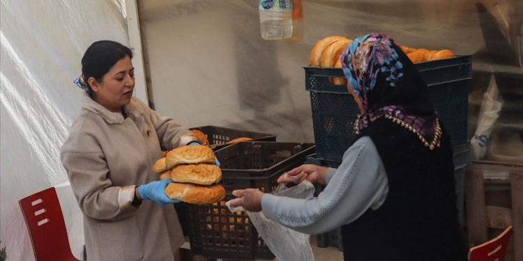 Osmaniye'de depremi yaşayan kadınlar, afetzedelere ekmek ve börek yapıyor