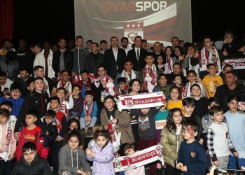 Sivasspor Teknik Direktörü Çalımbay ve futbolcular, depremzede çocuklarla buluştu