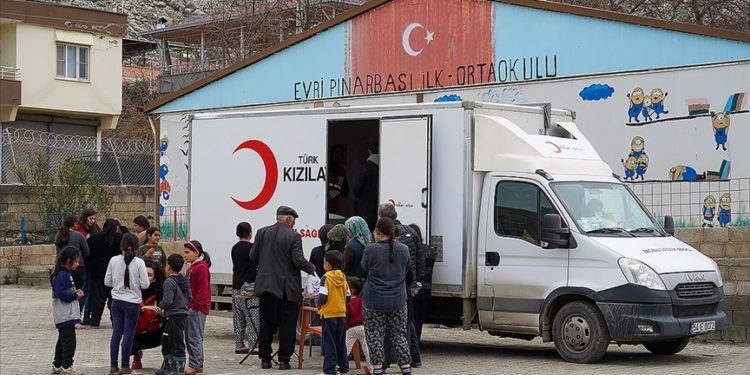 Kırsaldaki depremzedelere mobil sağlık hizmeti