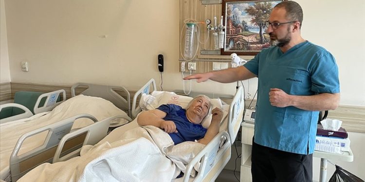 Hollanda’da tedavisi yarım bırakılan 74 yaşındaki kadın ambulans uçakla Türkiye’ye getirildi