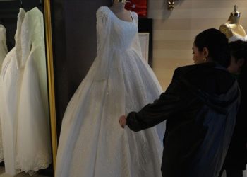 Kahramanmaraşlı iş insanı depremzede genç kızların gelinliklerini ücretsiz veriyor