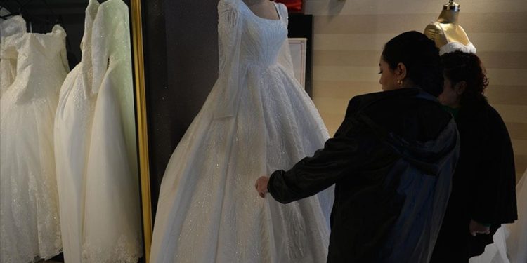 Kahramanmaraşlı iş insanı depremzede genç kızların gelinliklerini ücretsiz veriyor