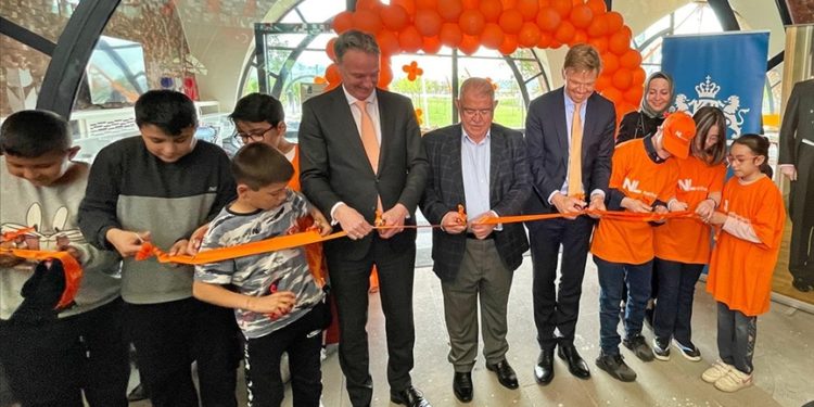 Hollandalı ekip, “Kral Günü”nü Kahramanmaraş’ta depremzedelerle geçirdi