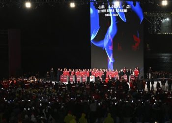 Karadeniz doğal gazı Cumhurbaşkanı Erdoğan'ın yaktığı meşale ile karaya ulaştırılmaya başladı