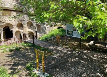 Titus Tüneli ve Beşikli Mağara civarındaki esnaf turistleri bekliyor