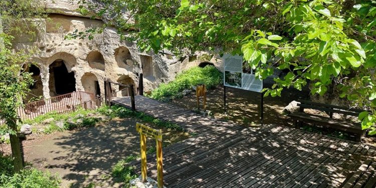 Titus Tüneli ve Beşikli Mağara civarındaki esnaf turistleri bekliyor