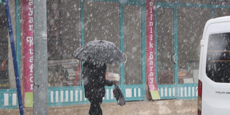 Bingöl'de kar yağışı etkili oldu