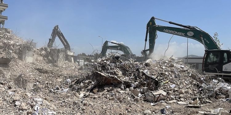 Hatay’da bina yıkım ve enkaz kaldırma çalışmaları 72 mahallede sürecek