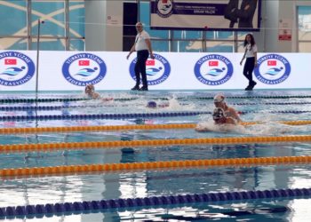 Genç yüzücüler Edirne'deki milli takım seçmelerinde iki Türkiye rekoru kırdı