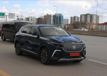 Cumhurbaşkanı Yardımcısı Oktay, Sincan ziyaretine yerli ve milli otomobil Togg’u kullanarak gitti