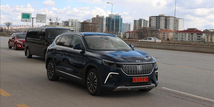 Cumhurbaşkanı Yardımcısı Oktay, Sincan ziyaretine yerli ve milli otomobil Togg’u kullanarak gitti