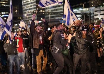 İsrailliler Netanyahu’nun erteleme kararına rağmen “yargı reformu” protestolarına devam etti